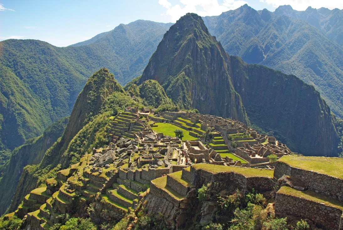La majestuosa altura de Machu Picchu: un viaje poético entre las nubes